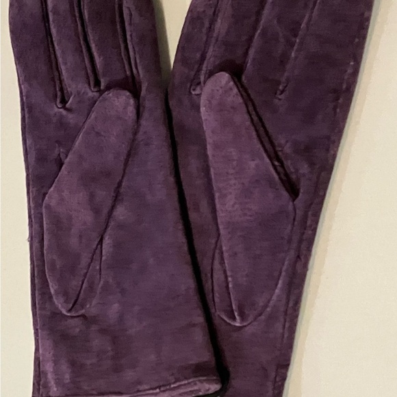 Women’s one size (small to medium) Bijou Terner Elegant Purple Suede Gloves - Picture 7 of 9